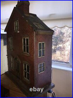 Antique Rare Early 1800's Dolls House With Fine Contents