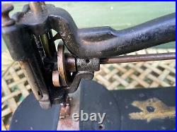 Rare vintage / antique Rare & Early E. S. Berg of Exeter table top sewing machine