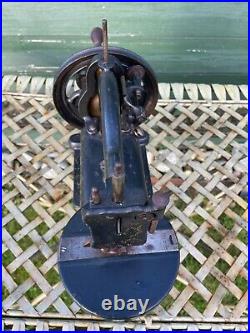 Rare vintage / antique Rare & Early E. S. Berg of Exeter table top sewing machine
