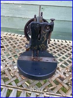 Rare vintage / antique Rare & Early E. S. Berg of Exeter table top sewing machine